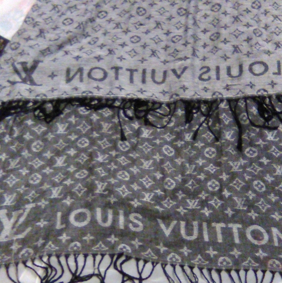 It is a LV scarf - Picture 4 of 4